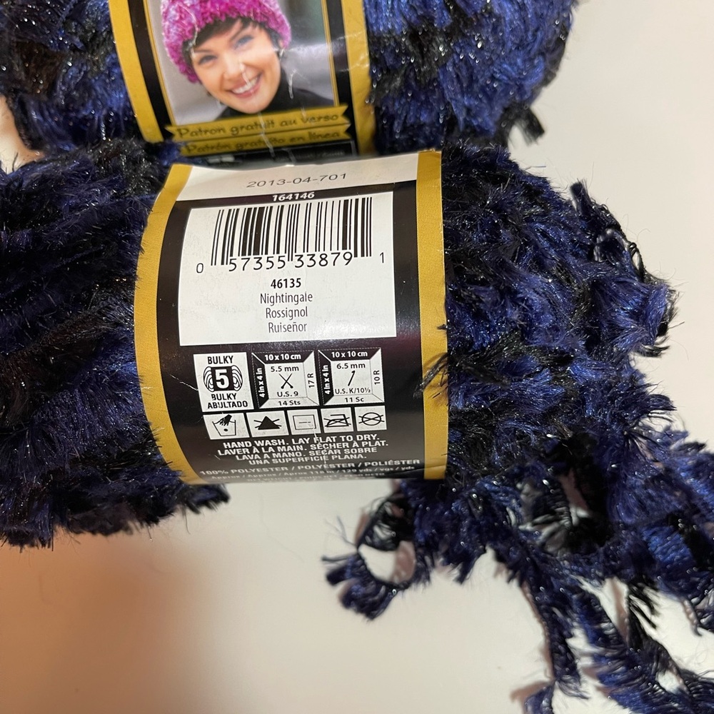 Lot of 2 Skeins Bernat Boa Eyelash Yarn Nightingale 46135 Blue & Black NEW - Picture 4 of 4